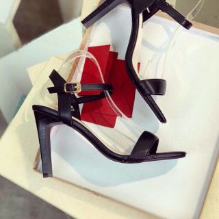 Giày sandal cao gót 8p vân gỗ
Màu đen kem vàng bò
