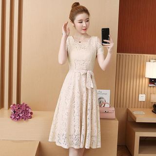 Đầm ren xòe màu da hở vai phối dây phụ kiện sành điệu - TP1697A