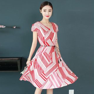 Đầm Xòe Cổ Tim Phối Họa Tiết Lập Thể Đỏ Cách Điệu - TP1695A
