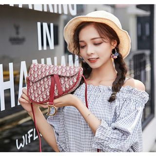 Túi đeo chéo kiểu dáng độc đáo