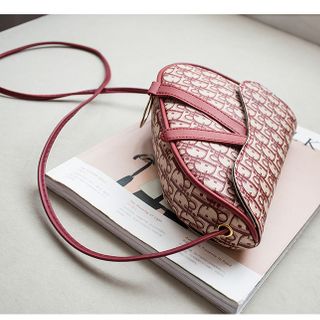 Túi đeo chéo kiểu dáng độc đáo