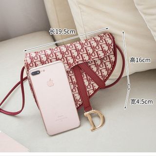 Túi đeo chéo kiểu dáng độc đáo