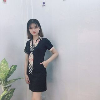 Đầm thun đen cổ sơ mi viền tay kèm khăn sành điệu - TP1685B