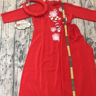 Áo dài đỏ thêu ruyban hoa lá