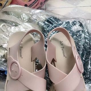 sandal cao su quai chéo