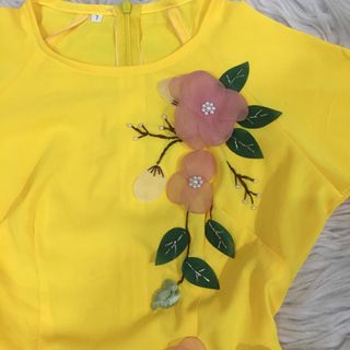 áo dài lụa Nhật vàng đính hoa nổi