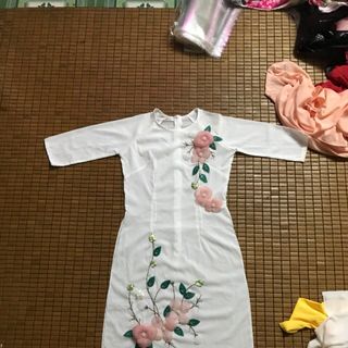 áo dài lụa Nhật trắng đính hoa