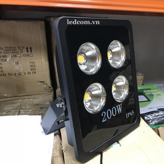 Đèn pha LED 200W chiếu sáng ngoài trời giá sỉ