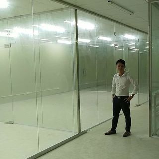 Chuyên thi công kính cường lực và vách compact