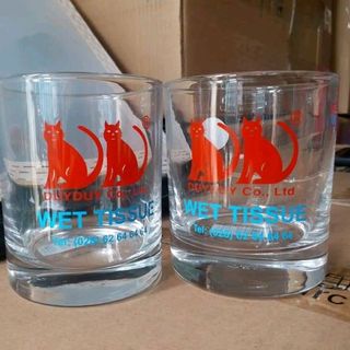 in logo lên cốc thủy tinh