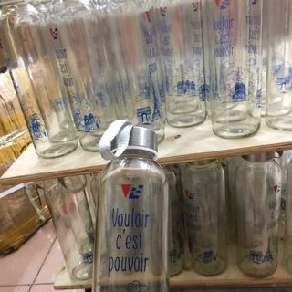 xưởng in logo lên bình thủy tinh có dây