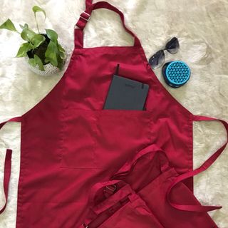 Tạp dề yếm màu đỏ đô