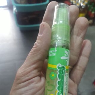 • Nước hoa Toàn Thân Bhaesaj Thái Lan với mùi hương ngọt ngào đáng yêu giúp bạn khử mùi và lưu hương 29k/ chai sl fix Bhaesaj - Xuất xứ Thái Lan - Trọng lượng 20ml • Mùi hương và thiết kế nhỏ gọn phù hợp các bạn trẻ tự tin năng động - Tím quyến rũ - hương hoa diên vĩ Iris Purple - Xanh lá tươi mát Freshy green