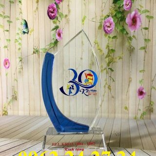 cúp pha lê tặng học viên kỷ niệm chương pha lê trao tặng hội nghị trao tặng sự kiện cúp golf pha lê