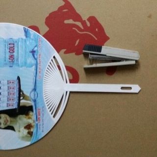 quạt cầm tay nan nhựa