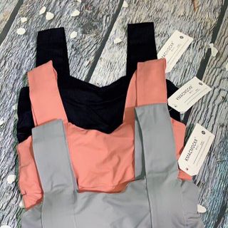 Áo tập 3 lỗ croptop chữ U