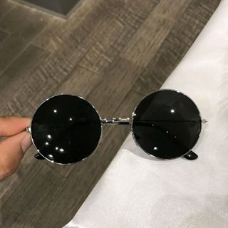 Mắt kính thầy bói đen