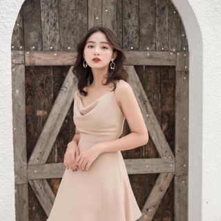 Đầm 2 dây cổ đổ
