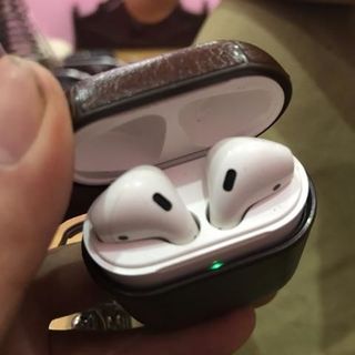 Bao da airpods da thật kèm móc đeo kim loại