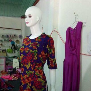 Áo dài cách tân gấm thun xanh coban họa tiết hoa đỏ