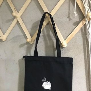 Túi tote Cat đen có khóa kéo