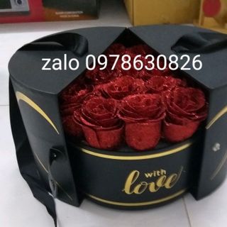 Hộp hoa hồng nhũ có nút gài