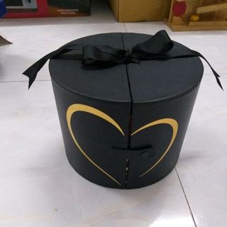 Hộp hoa hồng nhũ có nút gài