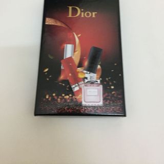 Sét nước hoa và son môi