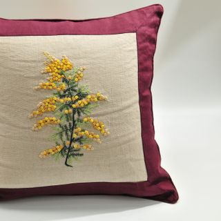 Khăn trải bàn bằng linen vải lanh thêu tay chuẩn Châu Âu
