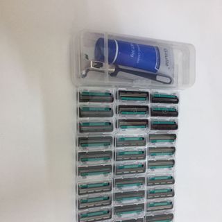 Set cạo râu tiện dụng với 36 lưỡi dao kép để thay thế bộ dụng cụ gồm 1 tay cầm và 36 lưỡi đi kèm và 1 tuýt kem cạo râu