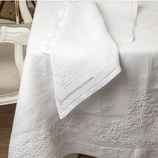 Khăn trải bàn bằng linen vải lanh thêu tay chuẩn Châu Âu