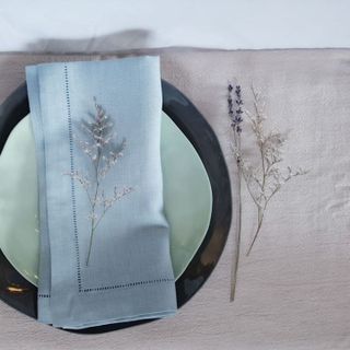 Khăn trải bàn bằng linen vải lanh thêu tay chuẩn Châu Âu giá sỉ