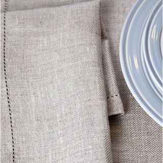 Khăn trải bàn bằng linen vải lanh thêu tay chuẩn Châu Âu