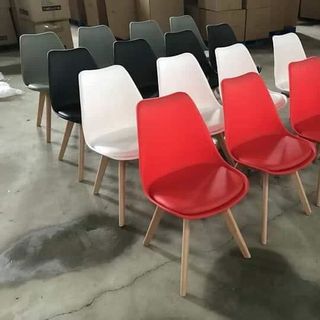 Ghế eames mặt nệm chân gỗ sồi tự nhiên