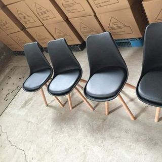 Ghế eames mặt nệm chân gỗ sồi tự nhiên