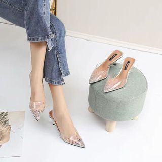 Giày gót nhọn trong