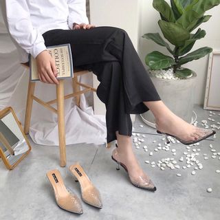 Giày gót nhọn trong