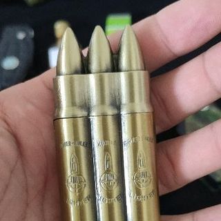 bật lửa hình viên đạn viên và 1 viên lớn