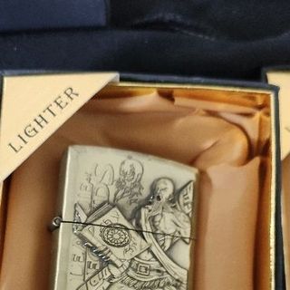 zippo hình nổi sài xăng