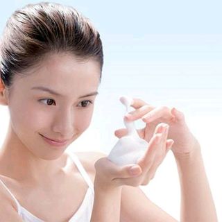 Bọt rửa mặt dưỡng ẩm Hadalabo - 160ml