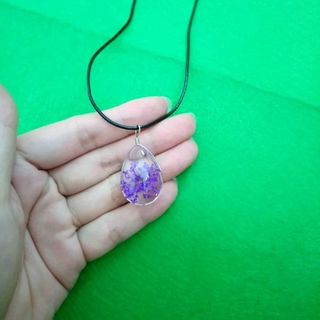 dây chuyền da mặt trong suốt ép hoa khô rất đẹp