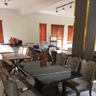 bàn ăn mặt đá