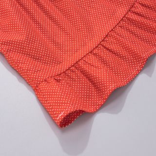 Váy đỏ chấm bi bèo vai