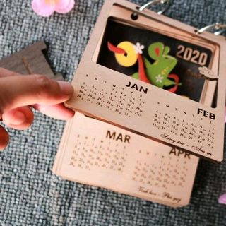 lịch gỗ để bàn 2020