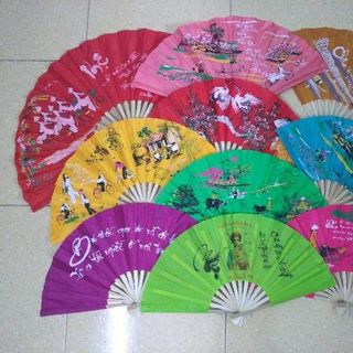 Quạt vải Huế dài 33cm xòe 60cm in chữ phong cảnh