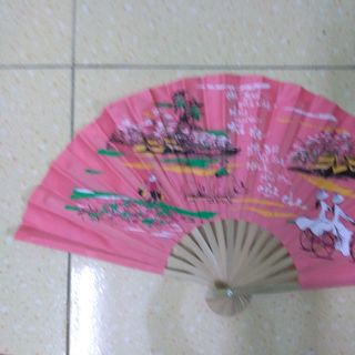 Quạt vải Huế dài 33cm xòe 60cm in chữ phong cảnh