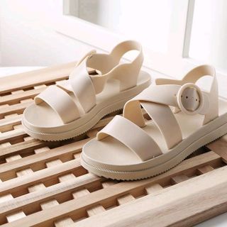 sandanl nhựa đi mưa