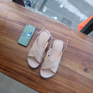 Giày Sandal quai chéo
Đế bám tốt