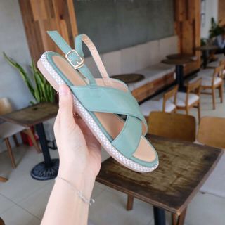 Giày Sandal quai chéo
Đế bám tốt