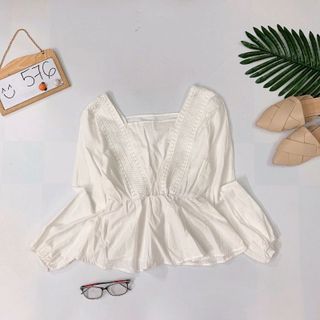 Áo peplum viền ren